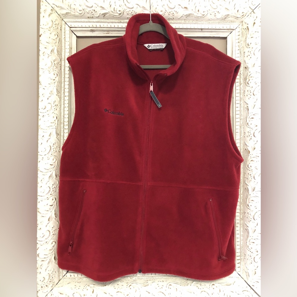 Columbia Fleece Vest. No size tag. ❣️